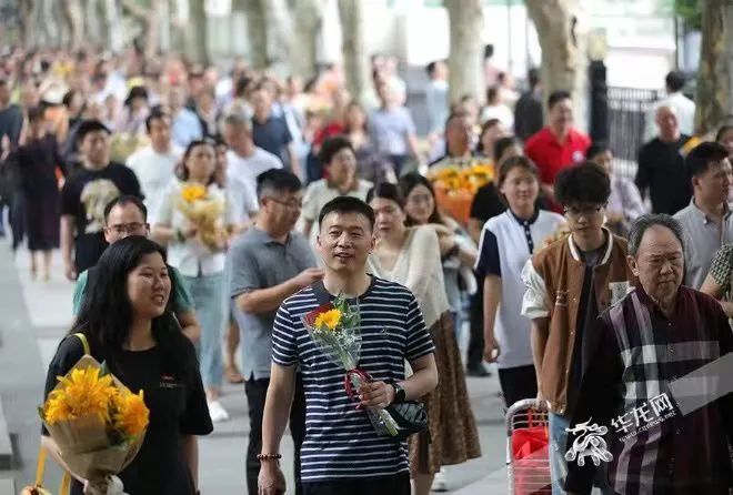 四分半 | 陪考的他们 何去何从