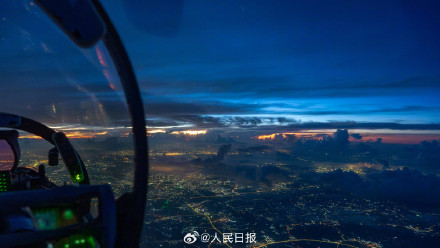 战机飞行员拍下破晓时分绝美天空