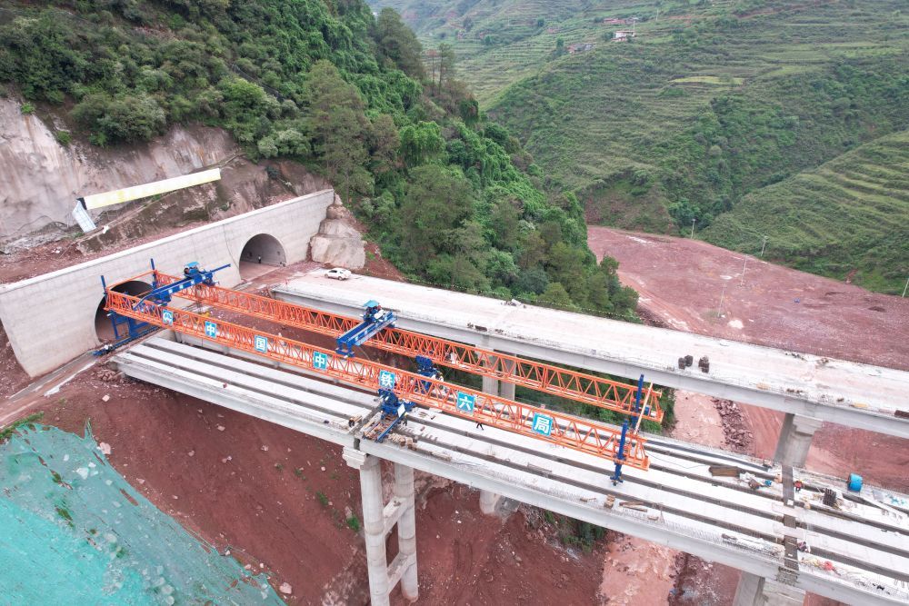 西昭高速公路首座特大桥梁体完成架设