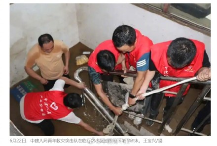 桂林洪水退去留下大量淤泥和垃圾！记者现场直击→