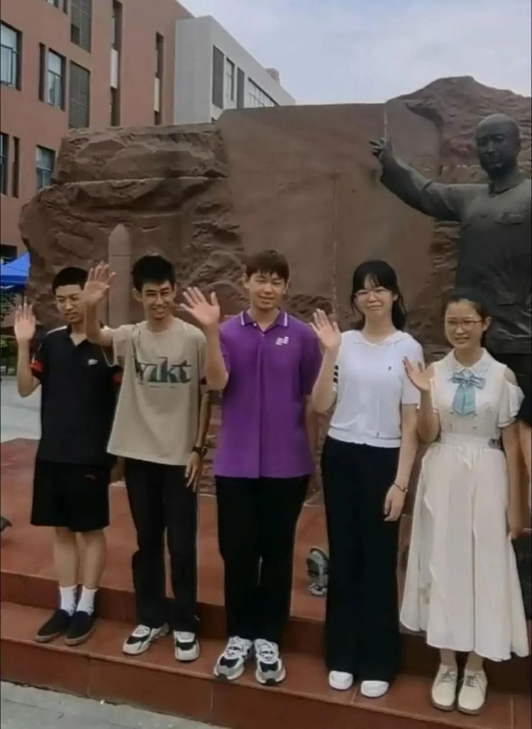 武汉这个班,全员600分以上、最高708分! 武汉这个班,全员600分以上、最高708分!