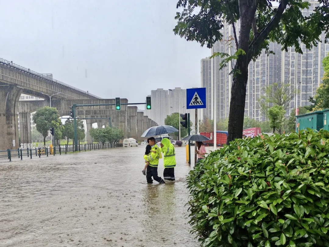 风雨不停，守护不止！迎战暴雨，他们在行动