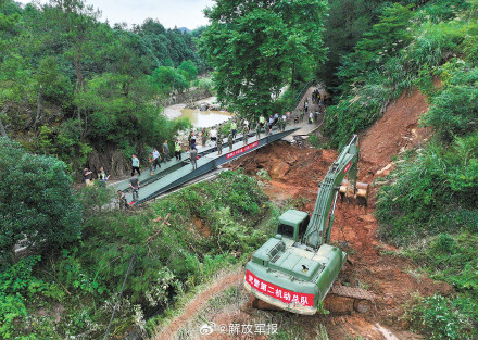 南方多地遭受强降雨袭击，解放军和武警部队官兵、民兵紧急展开救援