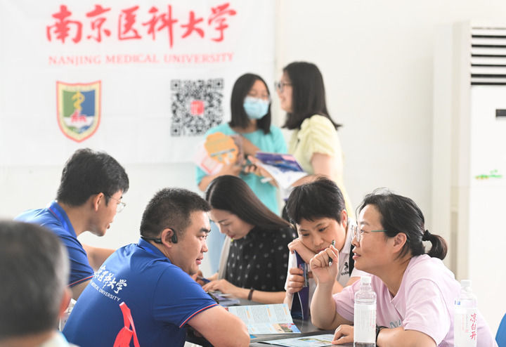 高校招生咨询进校园