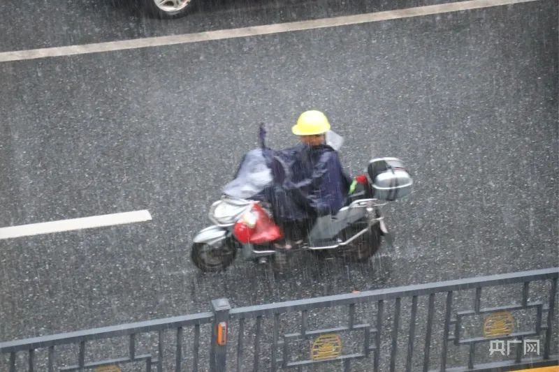 暴雨红色预警!这些省市有暴雨到大暴雨→ 暴雨红色预警!这些省市有暴雨到大暴雨→