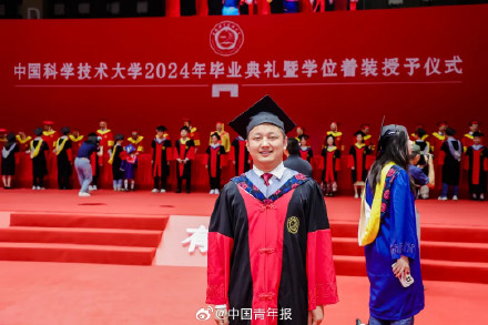 毕业典礼上，毕业生研制的脱稿神器火了！