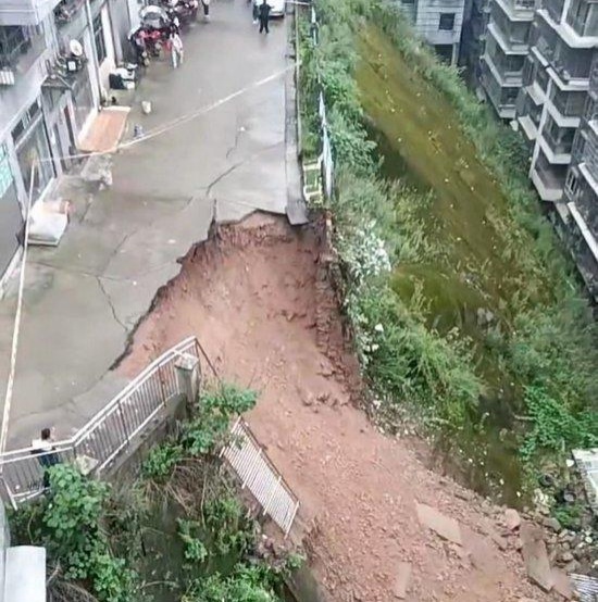 贵阳一小区路面突发坍塌!当地回应 贵阳一小区路面突发坍塌!当地回应
