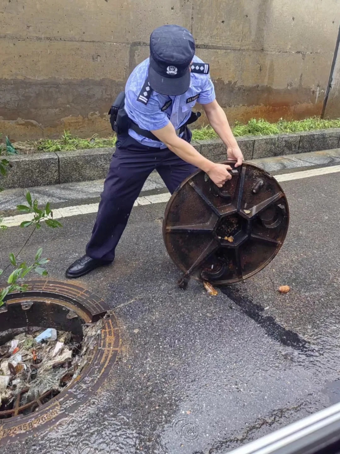 风雨不停，守护不止！迎战暴雨，他们在行动