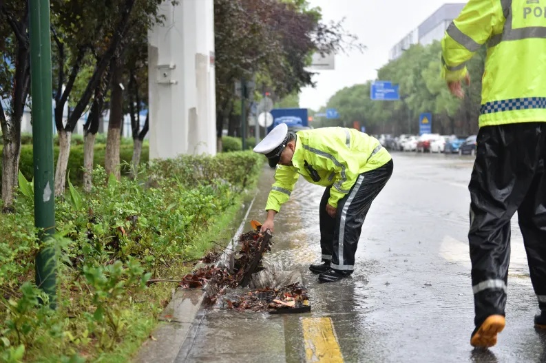 风雨不停，守护不止！迎战暴雨，他们在行动