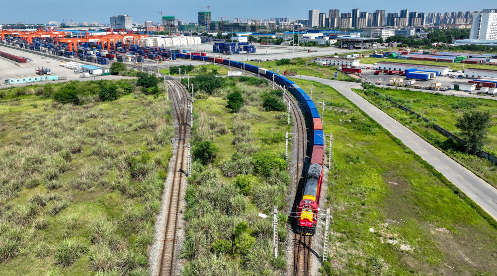成都开通“空铁联运”国际班列 服务南亚、欧洲市场