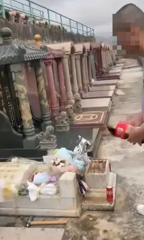 破坏黄家驹墓碑2被告认罪！7月将被判刑→