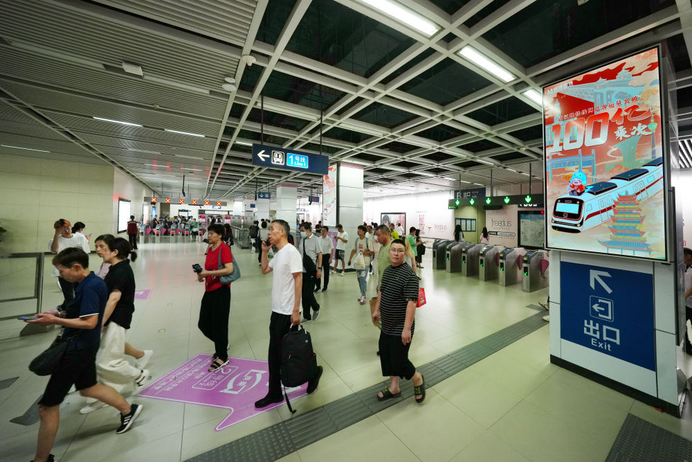 武汉地铁线网总客运量突破100亿,城市公共交通占比达到68% 武汉地铁线网总客运量突破100亿,城市公共交通占比达到68%