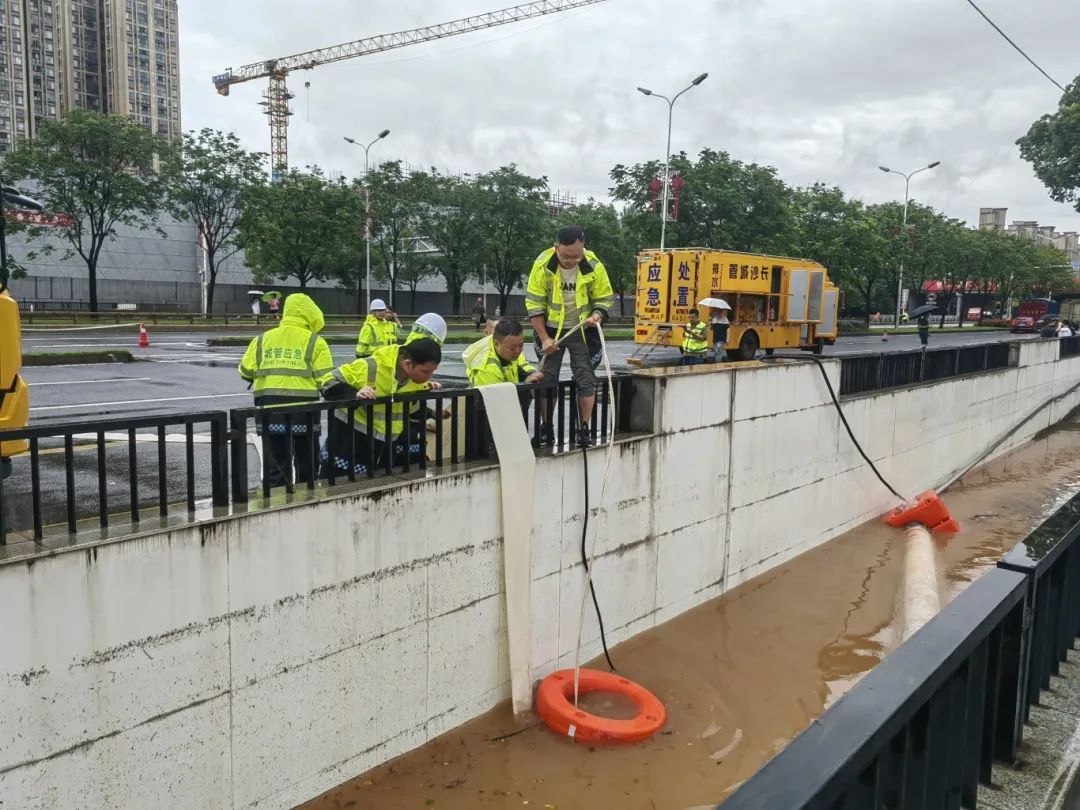 风雨不停，守护不止！迎战暴雨，他们在行动