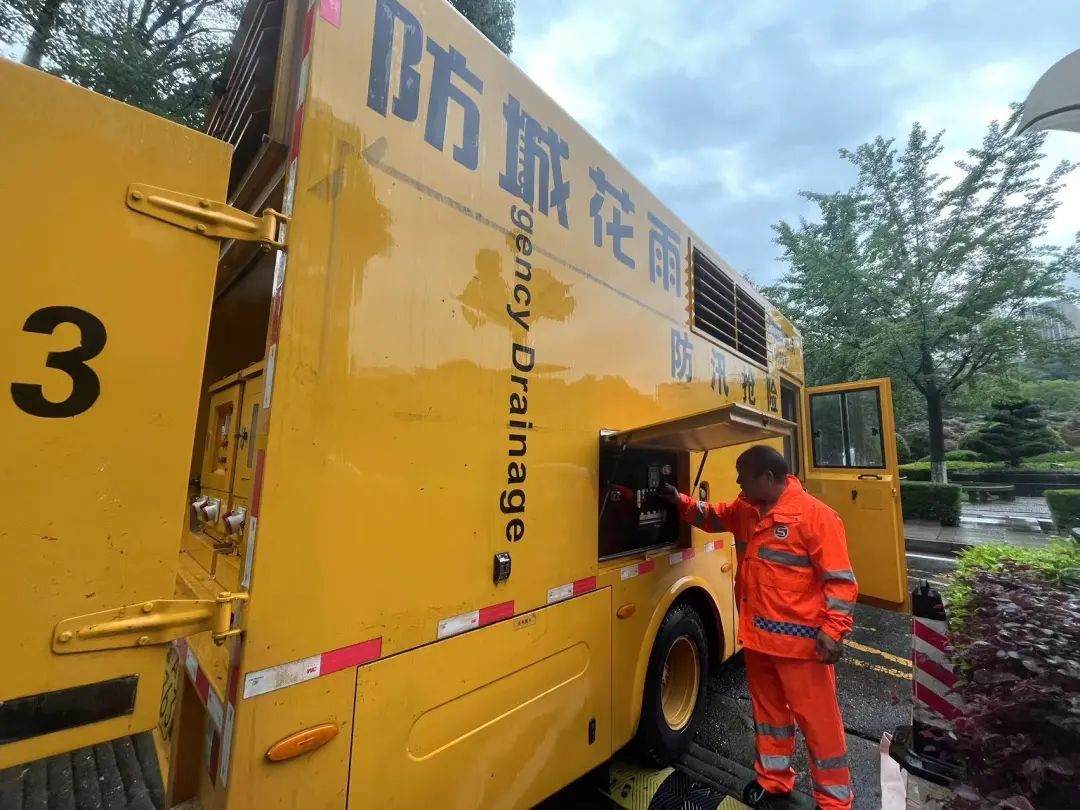 风雨不停，守护不止！迎战暴雨，他们在行动