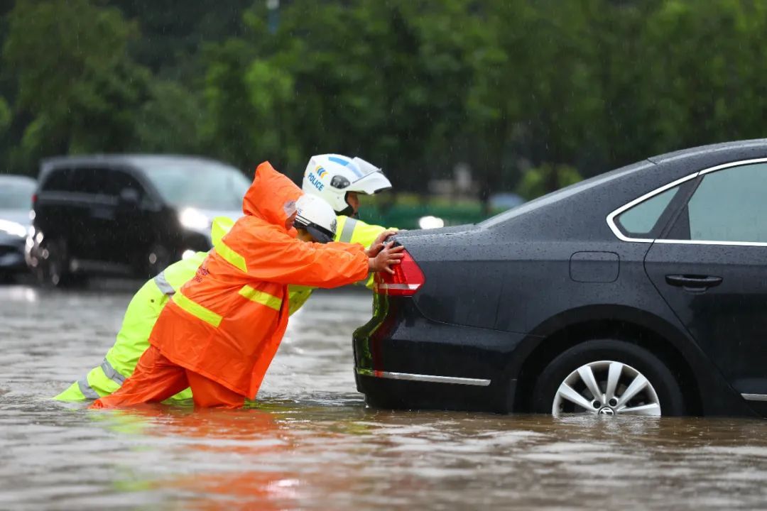 特大暴雨、雷暴大风!暴雨红色预警继续发布,避险自救指南快收好 特大暴雨、雷暴大风!暴雨红色预警继续发布,避险自救指南快收好