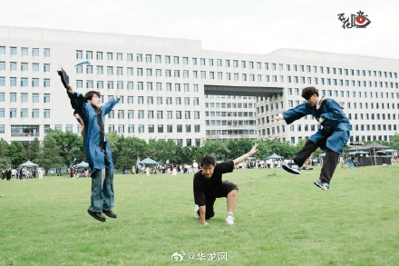 酷！重庆大学生“花式整活”毕业照