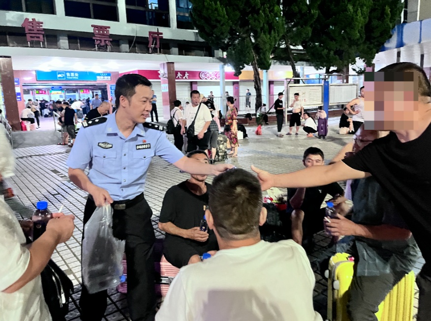 强降雨持续！江西多地告急！这一幕幕画面刷屏……