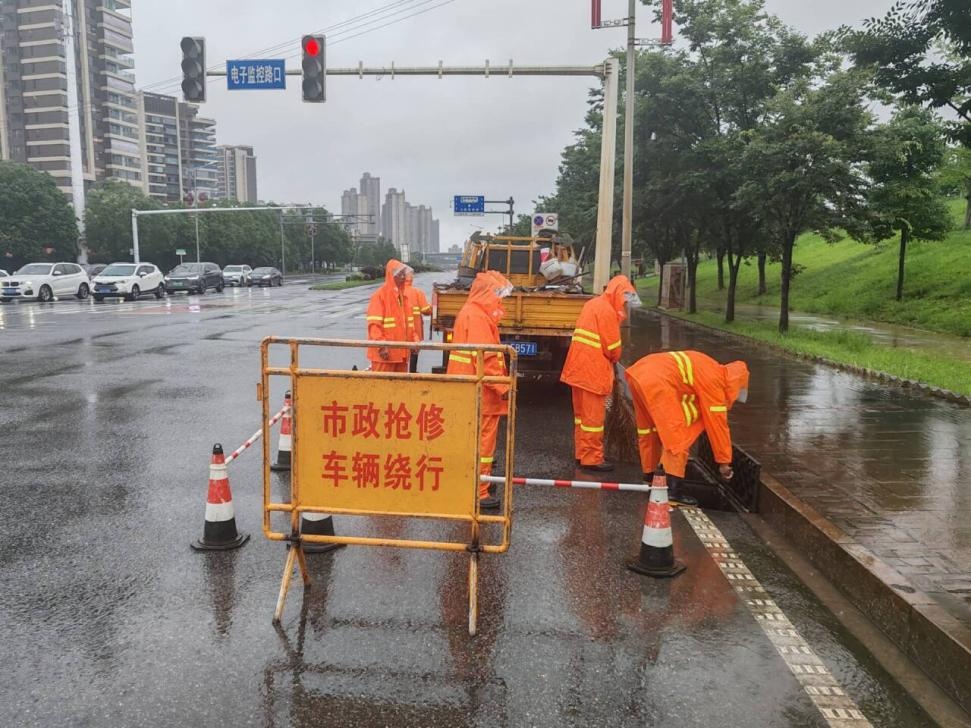 风雨不停，守护不止！迎战暴雨，他们在行动
