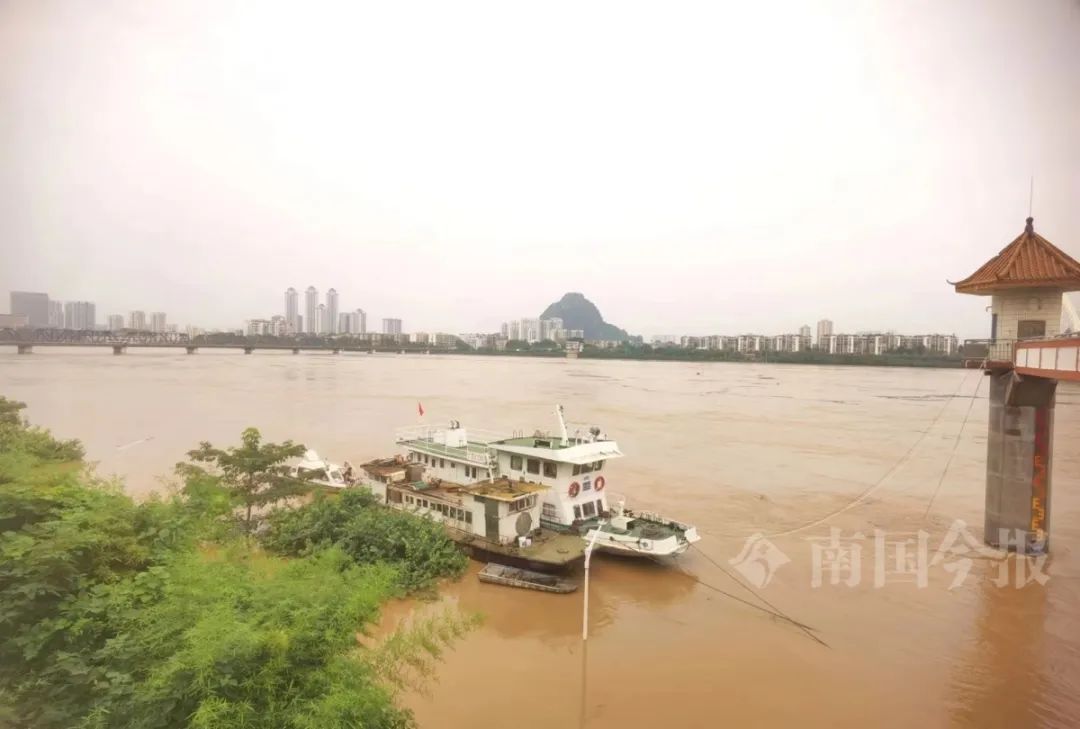 柳州密集发布!暴雨红色预警+洪水蓝色预警+暴雨防御警报,紧急提醒→ 柳州密集发布!暴雨红色预警+洪水蓝色预警+暴雨防御警报,紧急提醒→