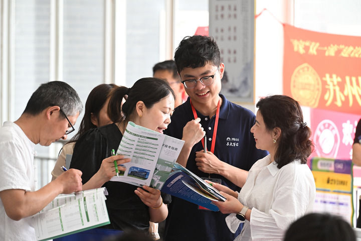 高校招生咨询进校园