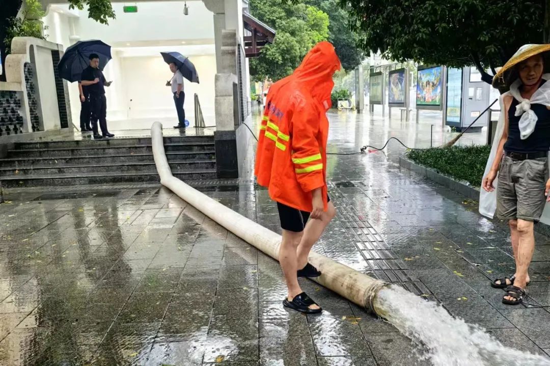 风雨不停，守护不止！迎战暴雨，他们在行动