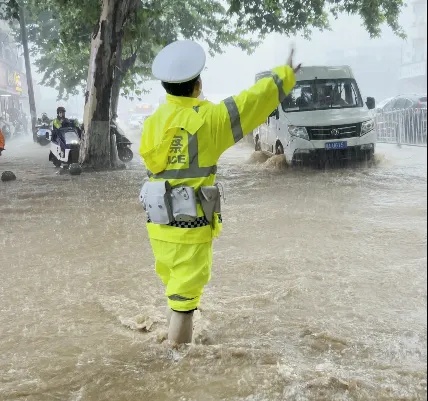 风雨不停，守护不止！迎战暴雨，他们在行动