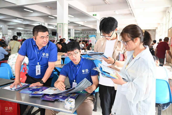 高校招生咨询进校园