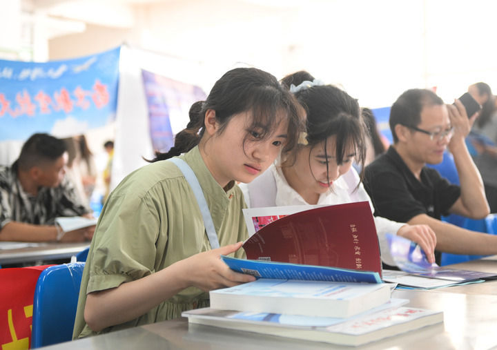 高校招生咨询进校园