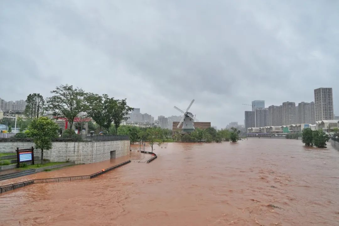 特大暴雨、雷暴大风!暴雨红色预警继续发布,避险自救指南快收好 特大暴雨、雷暴大风!暴雨红色预警继续发布,避险自救指南快收好