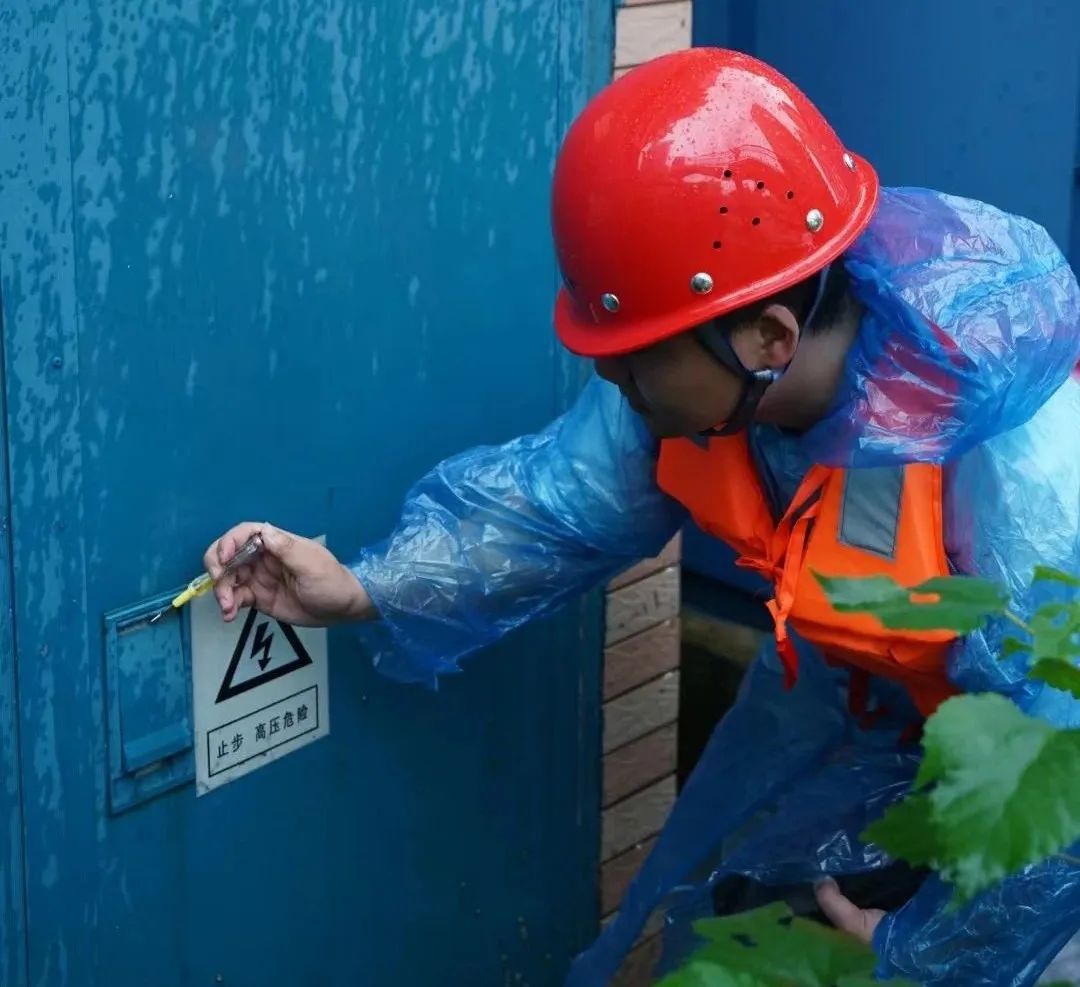 风雨不停，守护不止！迎战暴雨，他们在行动