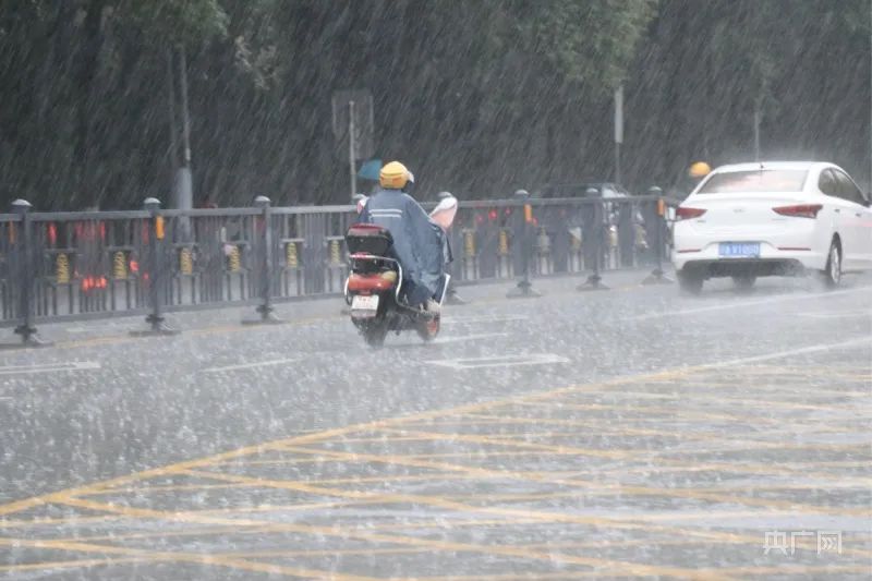 暴雨红色预警!这些省市有暴雨到大暴雨→ 暴雨红色预警!这些省市有暴雨到大暴雨→