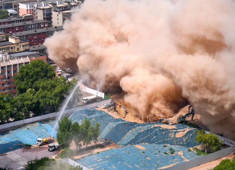 用时20秒，6座烟塔爆破拆除！网友：郑州再无“电厂路”