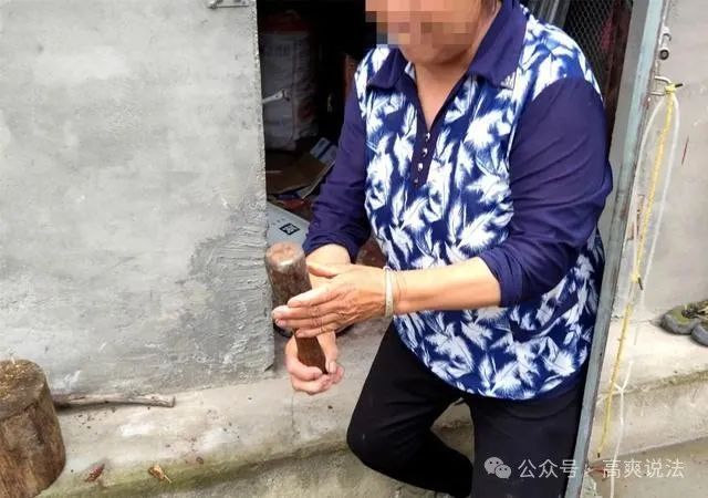 老人用了20年的铁锤子竟是手榴弹！后怕之余，还要担责吗？