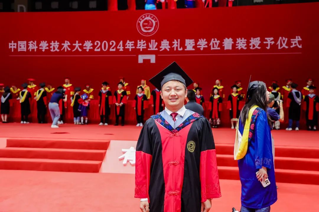 毕业典礼上，学生研制的这个“脱稿神器”火了！