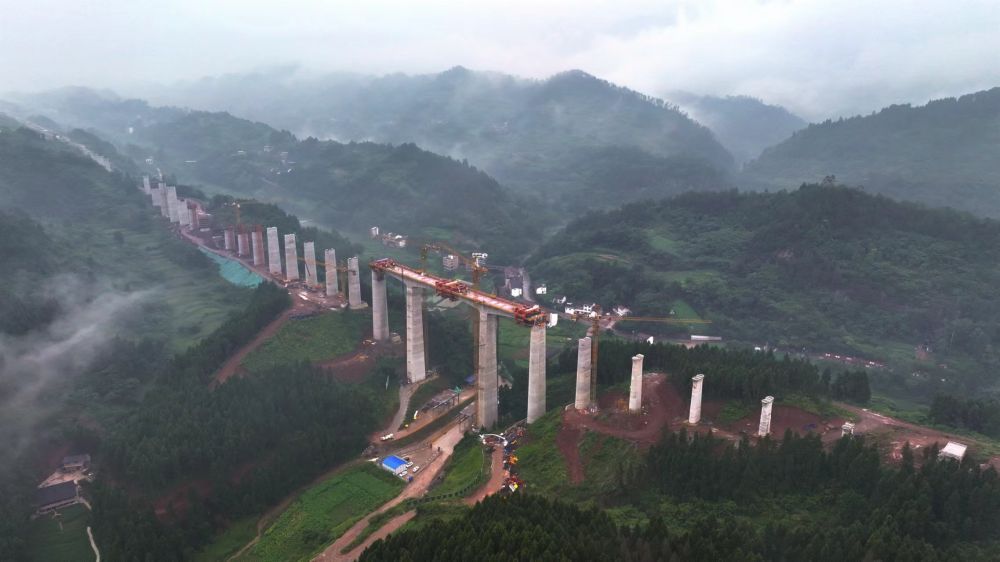 重庆忠县：撮箕浦双线特大桥施工忙