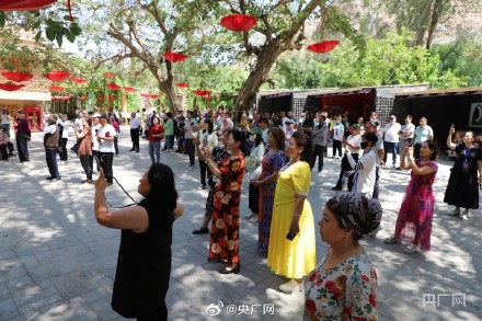 吐鲁番火焰山已备好冰袋和冰镇西瓜 吐鲁番火焰山已备好冰袋和冰镇西瓜