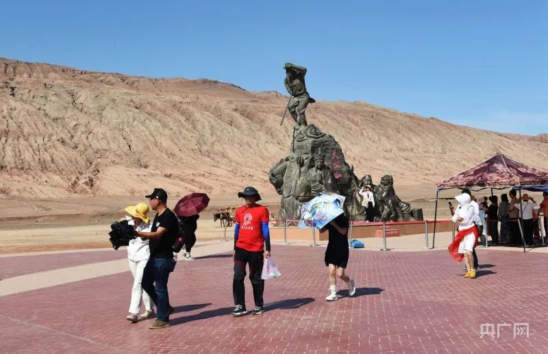 热热热！吐鲁番地表81℃，网友在线求“芭蕉扇”！