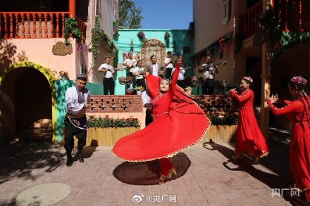 吐鲁番火焰山已备好冰袋和冰镇西瓜 吐鲁番火焰山已备好冰袋和冰镇西瓜