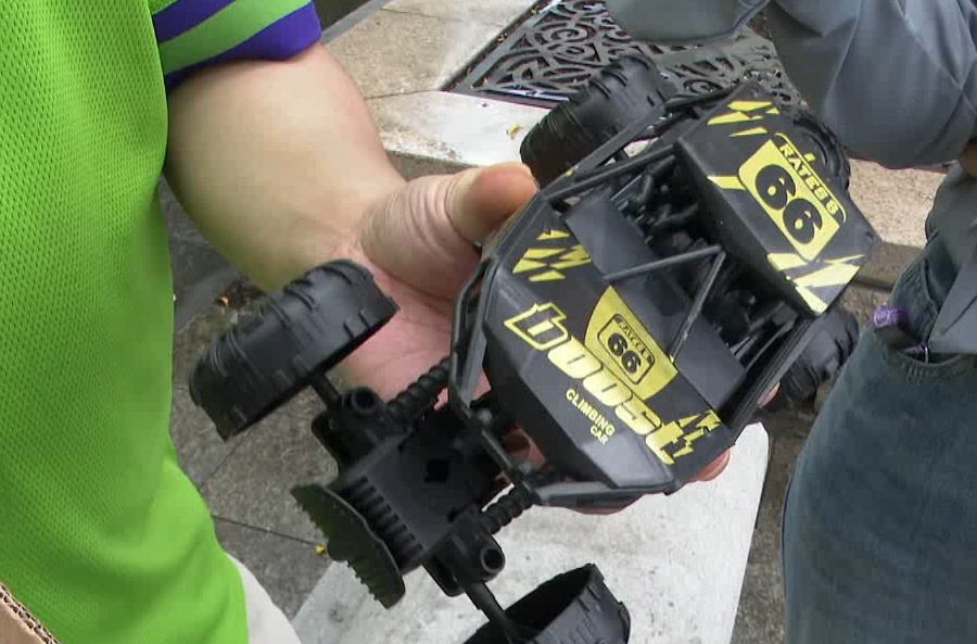 男子直播间秒杀玩具,到手后懵了…… 男子直播间秒杀玩具,到手后懵了……