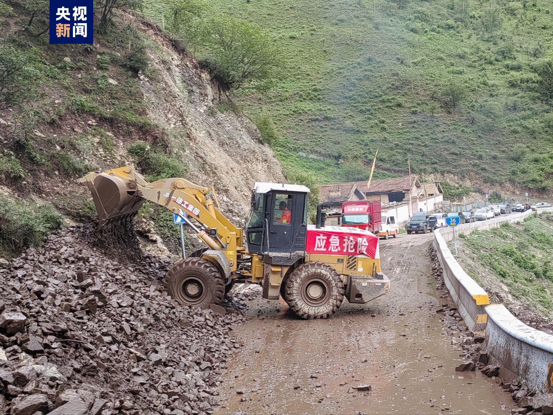 强降雨致甘肃迭部S210线部分路段受阻 已恢复半幅通行 强降雨致甘肃迭部S210线部分路段受阻 已恢复半幅通行