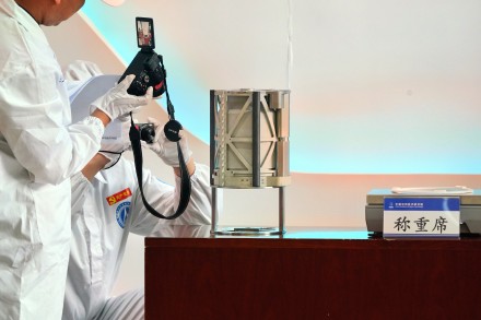 嫦娥六号返回舱在京开舱