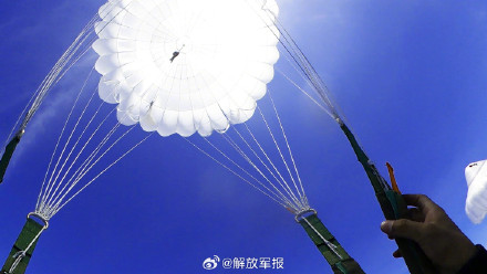 乘伞花去逐浪！直击海上跳伞训练