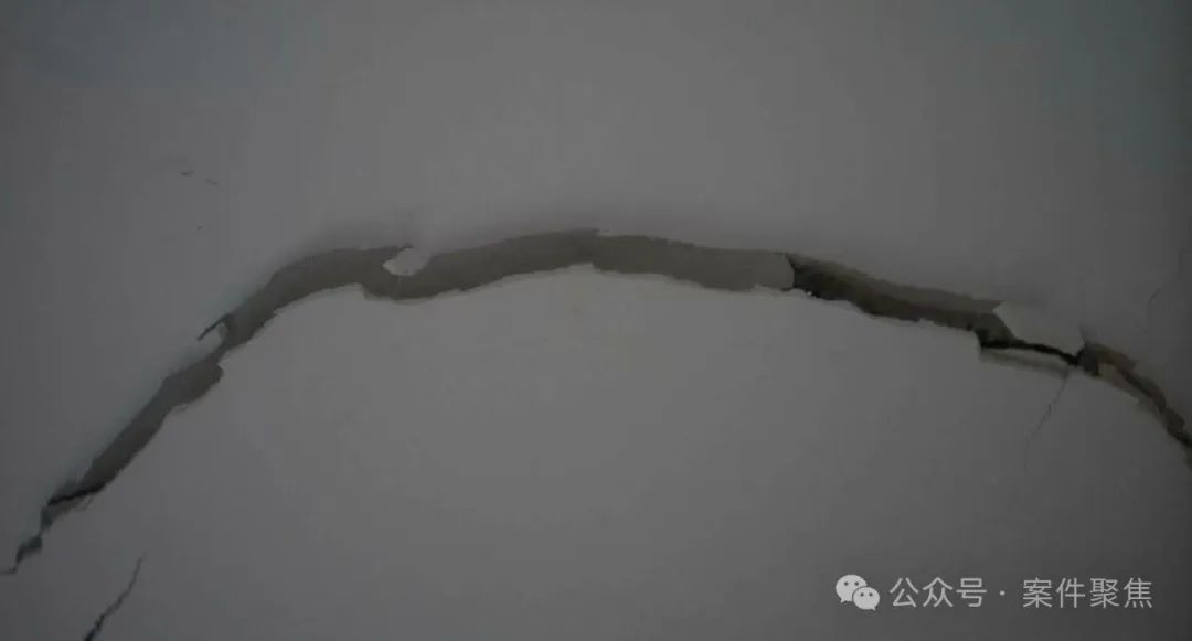 沪一15年房龄小区开裂不断,人在家中坐,墙体从天掉… 沪一15年房龄小区开裂不断,人在家中坐,墙体从天掉…