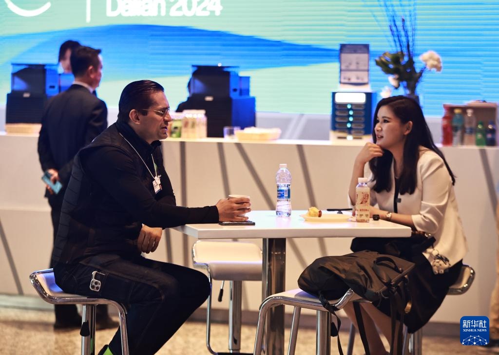 夏季达沃斯论坛丨嘉宾交流沟通畅谈未来 夏季达沃斯论坛丨嘉宾交流沟通畅谈未来