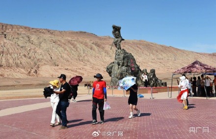 吐鲁番火焰山已备好冰袋和冰镇西瓜 吐鲁番火焰山已备好冰袋和冰镇西瓜