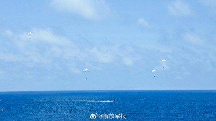 乘伞花去逐浪！直击海上跳伞训练