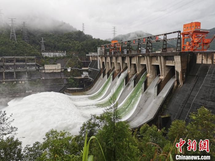 缓解流域洪水压力 浙江新安江水库减至3孔泄洪