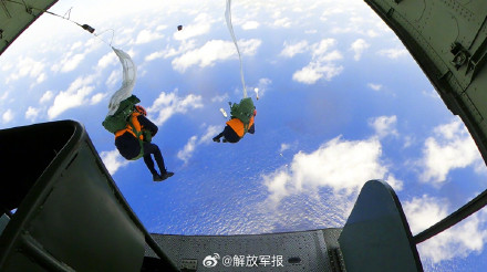 乘伞花去逐浪！直击海上跳伞训练