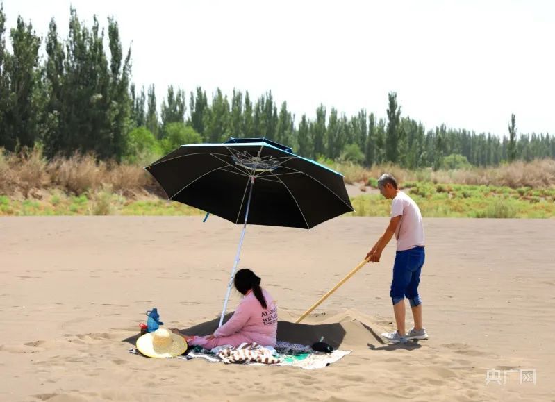 热热热！吐鲁番地表81℃，网友在线求“芭蕉扇”！