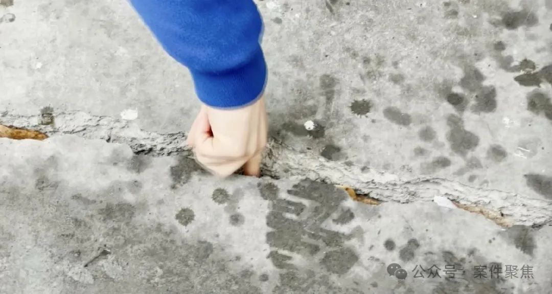 沪一15年房龄小区开裂不断,人在家中坐,墙体从天掉… 沪一15年房龄小区开裂不断,人在家中坐,墙体从天掉…